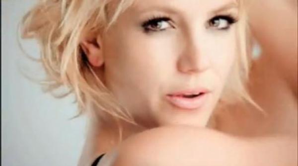 britney spears lanseaza astazi videoclipul piesei 3 prin twitter