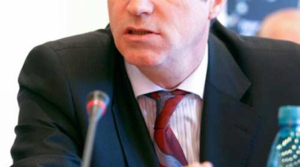 cronica unei demisii care plutea in aer