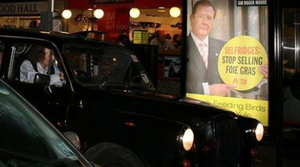 roger moore militeaza contra fabricarii pateului de pasare