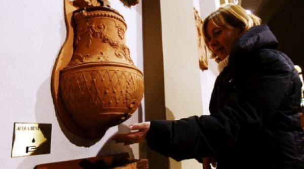 italia dozatoare cu apa sfintita impotriva gripei porcine