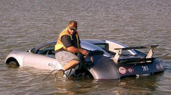 plonjon spectaculos cu masina de un milion de euro intr o mlastina video