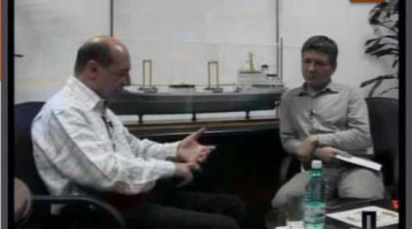 jucatorul si extremistii basescu intervievat de un vanzator de usi de garaj