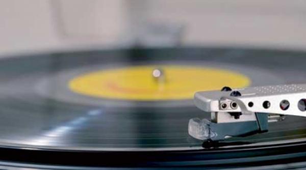 voce de privighetoare sau de patefon stricat