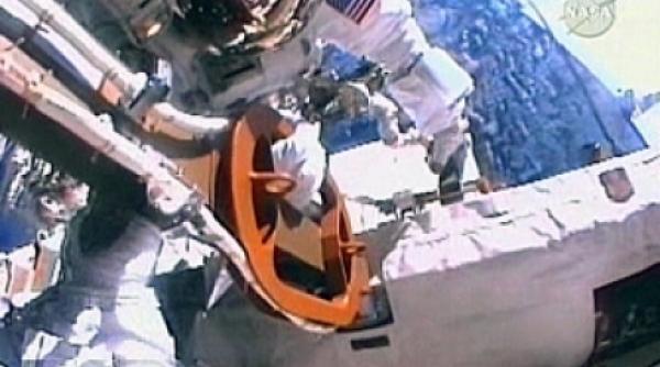 atlantis s a desprins de iss si revine pe pamant