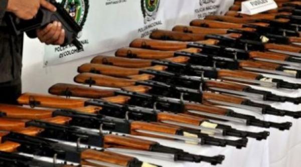 mexic politia a gasit asupra unei americane 41 de arme de asalt