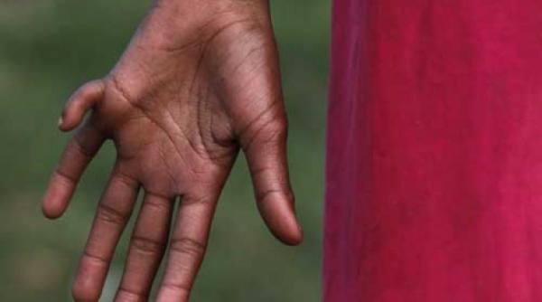 sase degete la fiecare mana