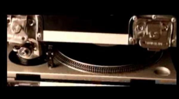 video cand dumnezeu este dj