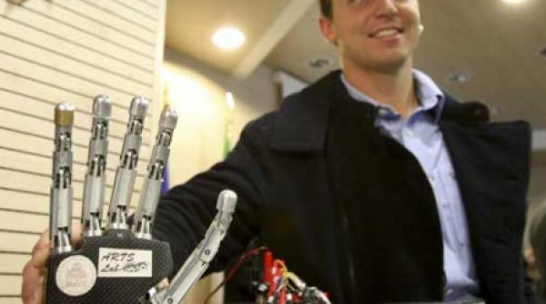 brat bionic comandat cu puterea mintii