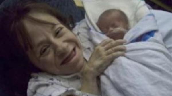 cea mai mica mama din lume a mai nascut un baietel