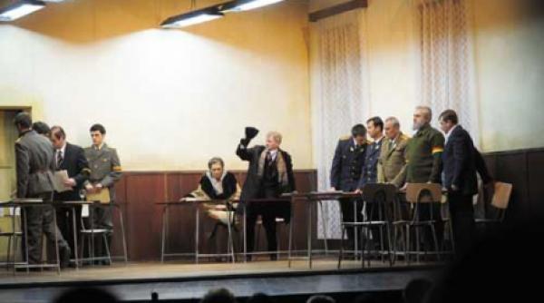 actorii stanculescu si ceausescu in scena