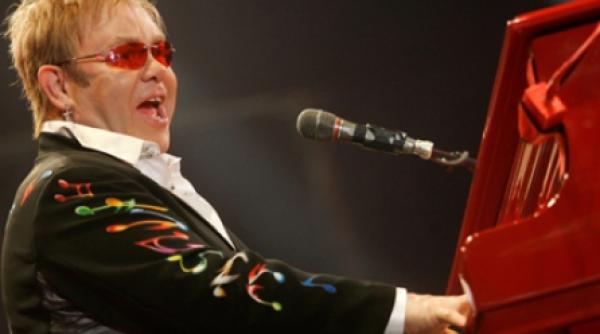 elton jonh si iubitul sau isi vand garderoba in scopuri caritabile