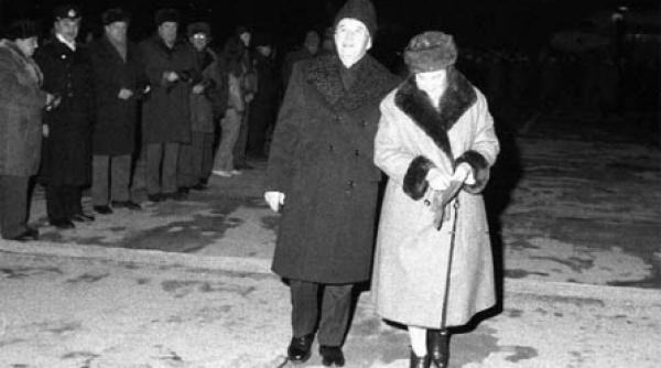 i am ascuns pe sotii ceausescu sub bancheta din spate a masinii