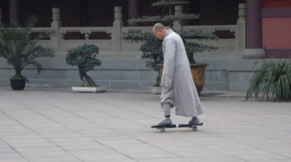 un calugar budist pe skateboard socheaza china