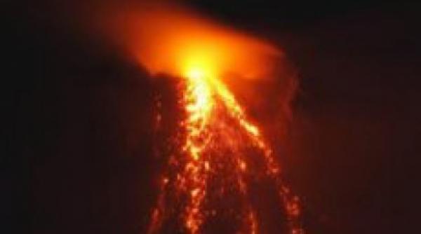 video eruptia vulcanului mayon alunga mii de oameni din case