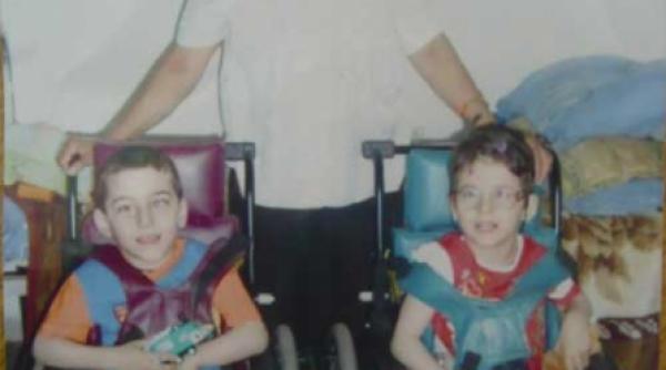 o mama singura se zbate sa si salveze cei doi copii