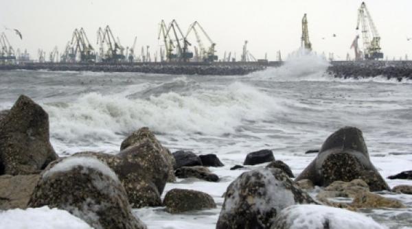 nava sub pavilion moldovean rupta de valuri in marea neagra