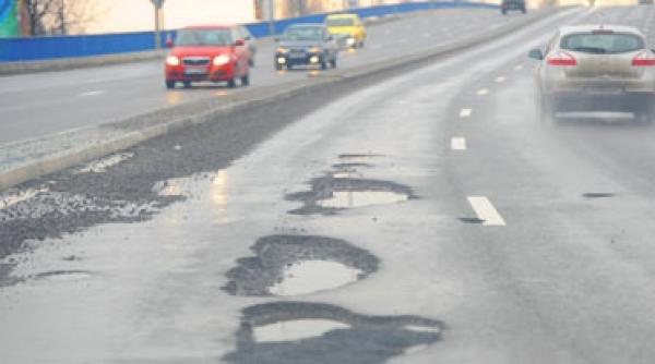 cratere in asfalt dupa zapada de craciun