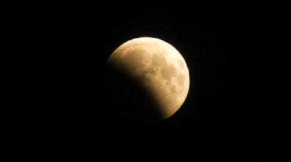 eclipsa partiala de luna in noaptea de revelion