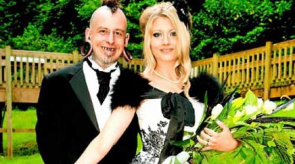 un inghititor de sabii s a autohipnotizat in oglinda