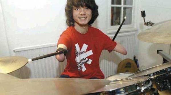 un orfan roman nascut fara antebrate a primit o bursa din partea universitatii oxford