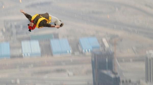 au sarit de pe cea mai inalta cladire din lume