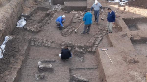 au fost descoperite ruinele unei locuinte datand din epoca de piatra