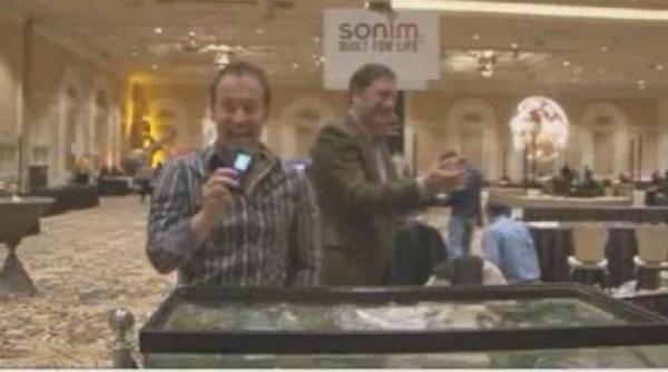 a spart telefonul indestructibil in doua minute