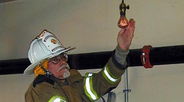 cel mai vechi bec functional din lume sta aprins de 109 ani