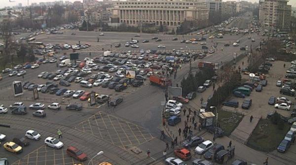 o masina a luat foc in piata victoriei