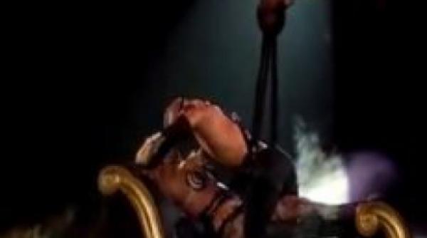 video britney spears spectacol acrobatic in timpul unui concert