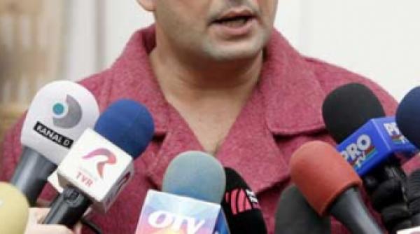 reporterul frenetic domina intersectia si vremea nasoala