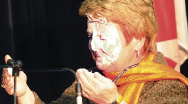 ministrul canadian al pescuitului a primit o placinta in fata