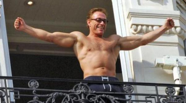 jean claude van damme va lupta cu un campion thailandez de box