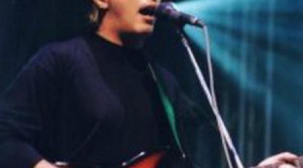 chitaristul trupei holograf a fost lovit in cap cu o sabie in timpul unei emisiuni televizate