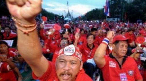 resedinta premierului thailandez bombardata cu excremente umane