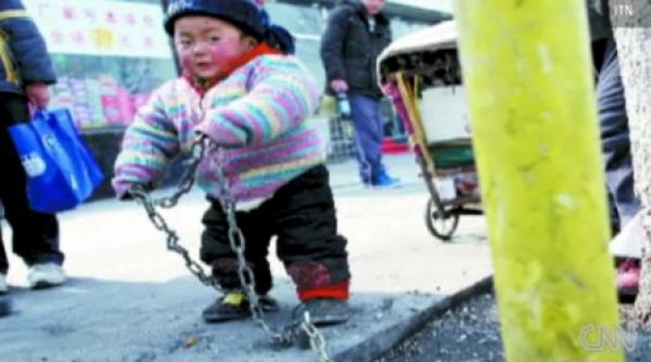 si a legat copilul cu lanturi de un stalp ca sa nu fie furat