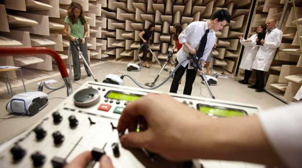 concept de aspirator cu boxe si mp3 player incorporate