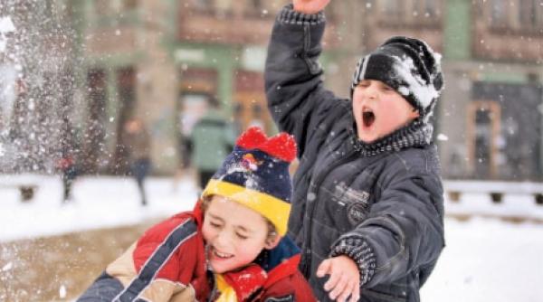 cursuri suspendate luni pentru clasele i viii si gradinite in bucuresti si 11 judete