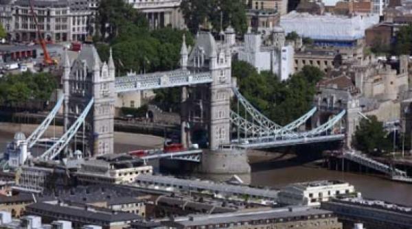 peripetii pe podurile tamisei