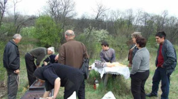 cu picioarele inainte si obiceiul dinapoi