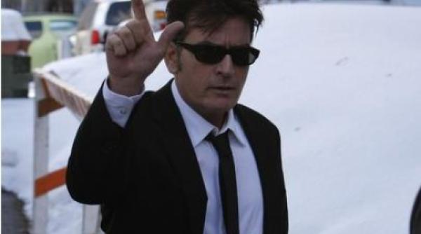 charlie sheen acuzat oficial pentru agresiune