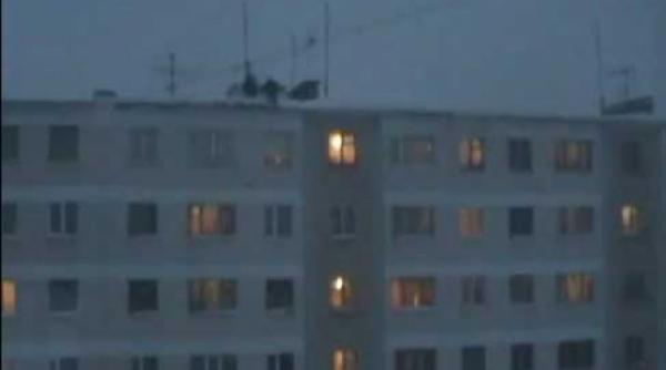 distractie ruseasca sarituri in zapada de la etajul patru