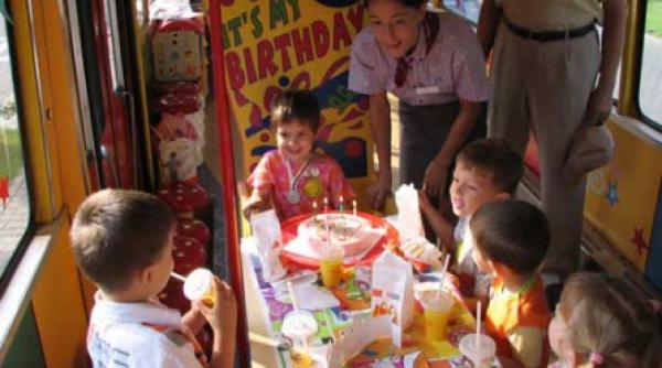 petrecere colorata cu burtica franjurata