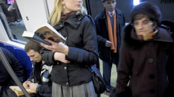 ce citesc romanii in mijloacele de transport