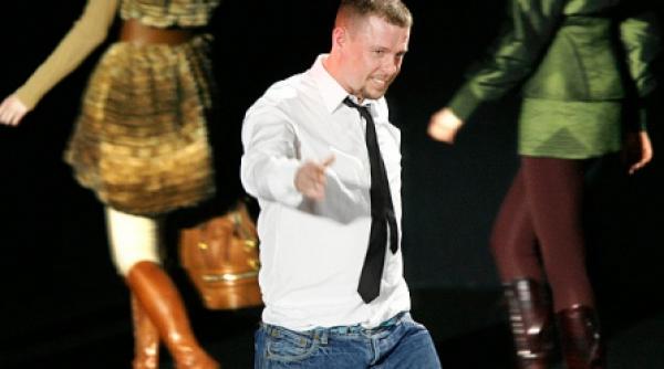designerul alexander mcqueen s a spanzurat in propriul apartament