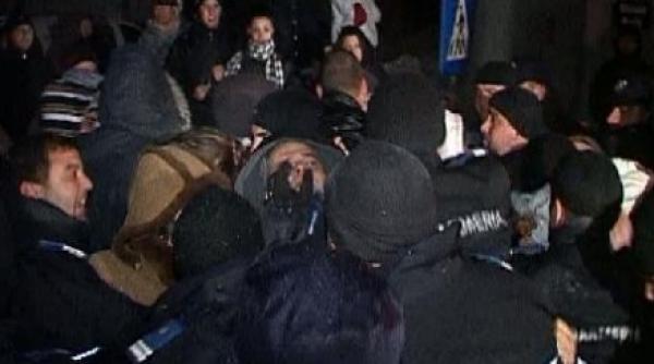 zeci de bucuresteni s au luat la bataie cu jandarmii dupa o pana de curent