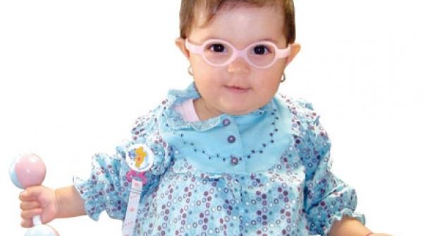 cu ochii pe ochisorii bebelusului