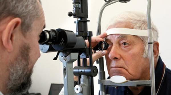 in ce fel umbla chirurgul in ochi