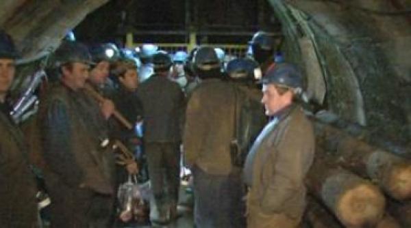 ortacii de la baita protesteaza s au blocat in subteran pentru ca nu si au primit salariile
