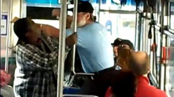 se intampla si la ei doi americani au transformat un autobuz in ring de box